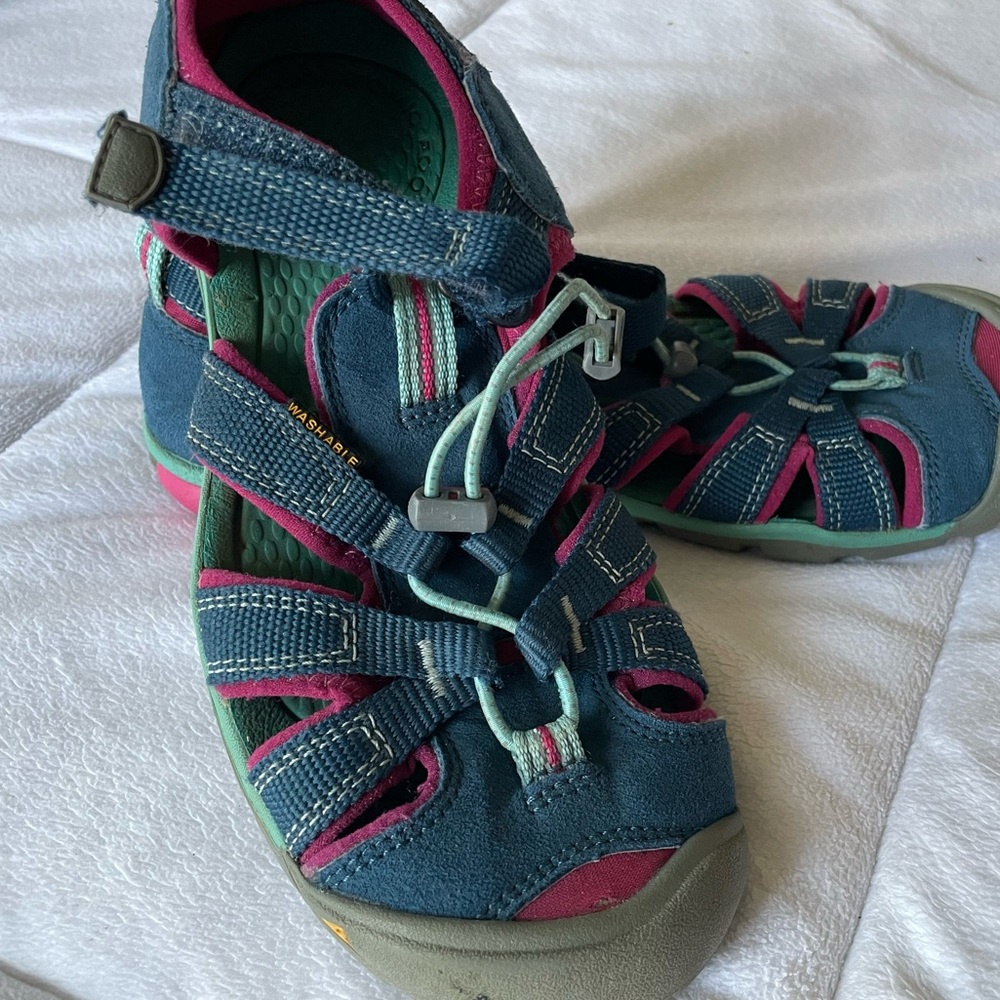 Good used condition keen sandals. Ready for your next adventure.